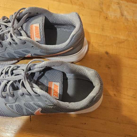 Nike Downshifter 6 Women's Size 8 Grey White Red Running Shoes - Picture 5 of 6